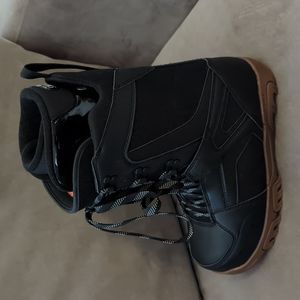 Snowboard boots